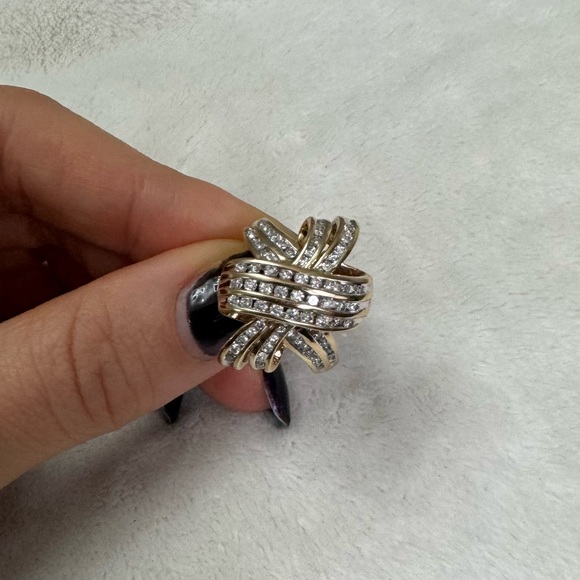 10k gold diamond ring. Gorgeous and heavy - Picture 3 of 5